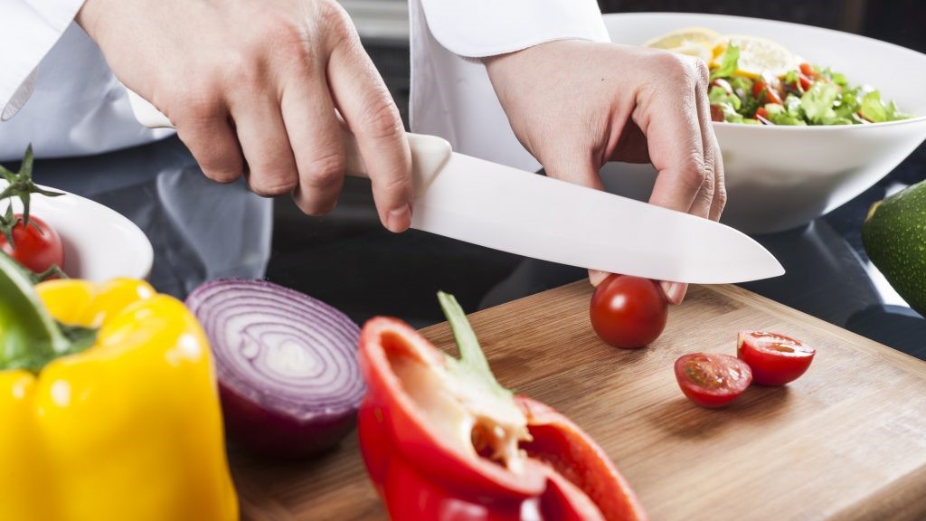 Cutting with a ceramic knife