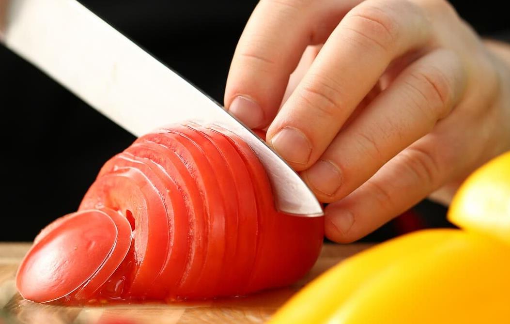 How to hold a kitchen knife properly?