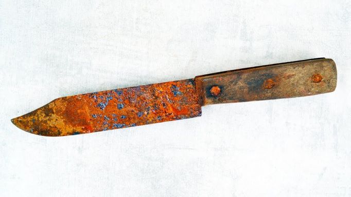Rusty knife
