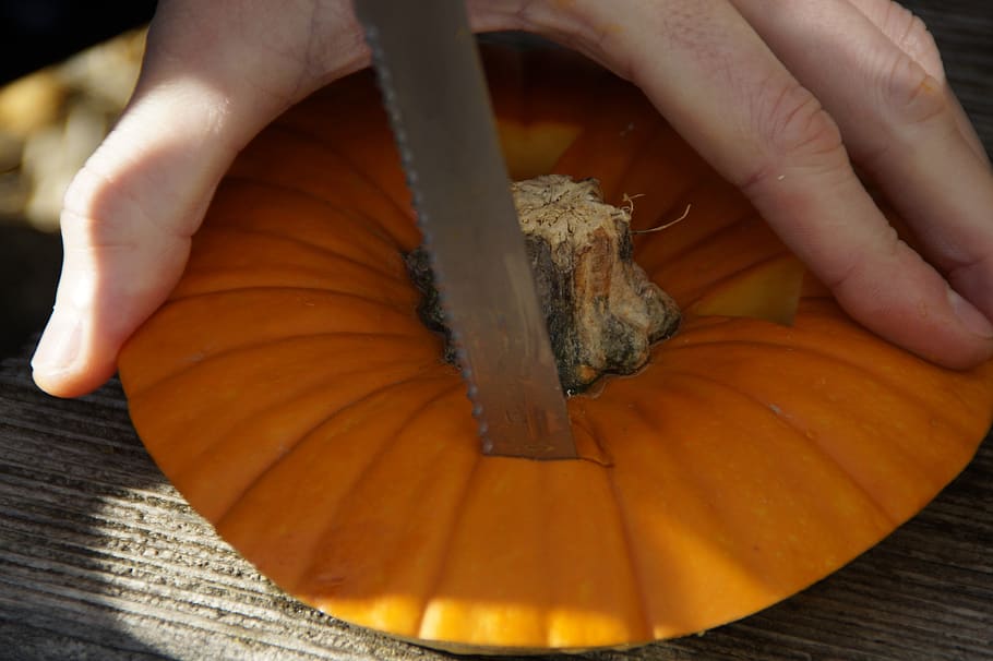 slicing top off pumpkin