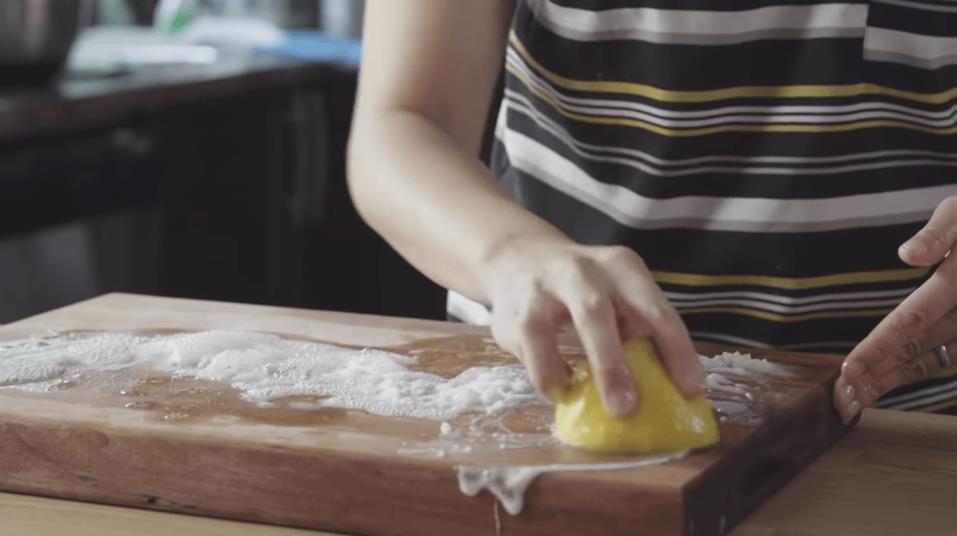 éliminer les odeurs avec du citron et du sel