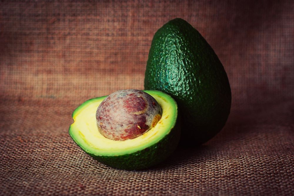 A Step-By-Step Guide to De-Pitting and Slicing an Avocado – Schmidt Bros.