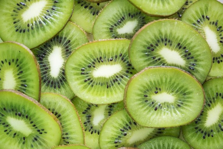 How to Peel and Cut a Kiwi?