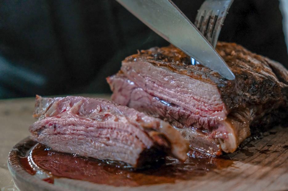 Cutting a steak