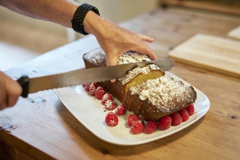 serrated knife cutting cake 