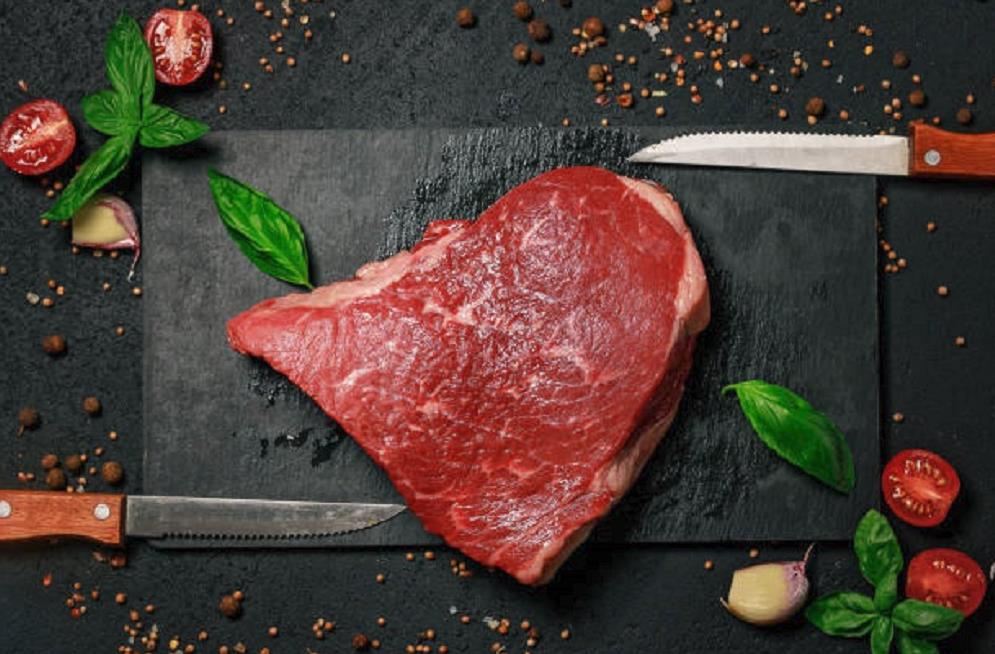 Serrated knife and steak 