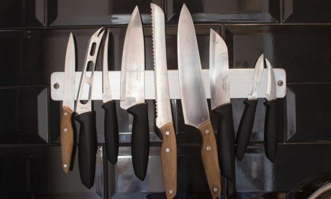 Wall-mounted knives