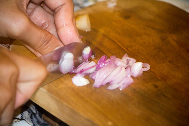 Cutting shallots