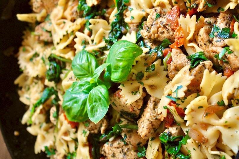 Bow tie pasta with chicken, spinach, and tomatoes
