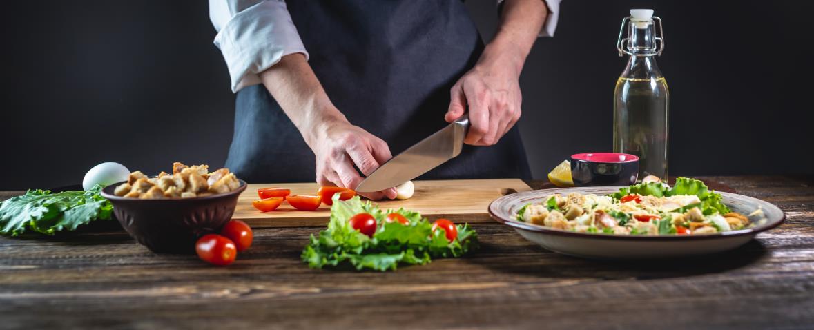 What are the essential kitchen knives?