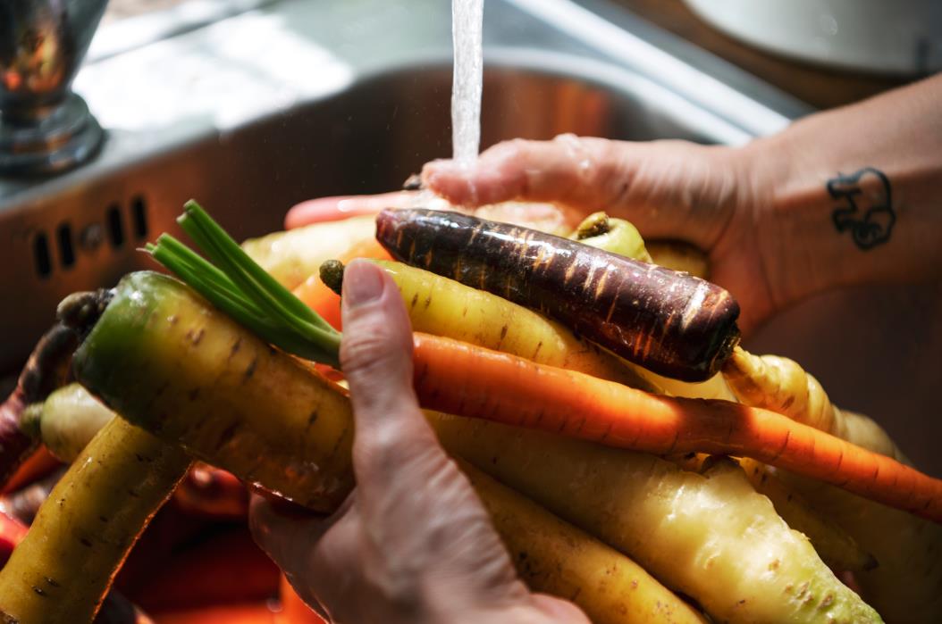 Cleaning parsnips 