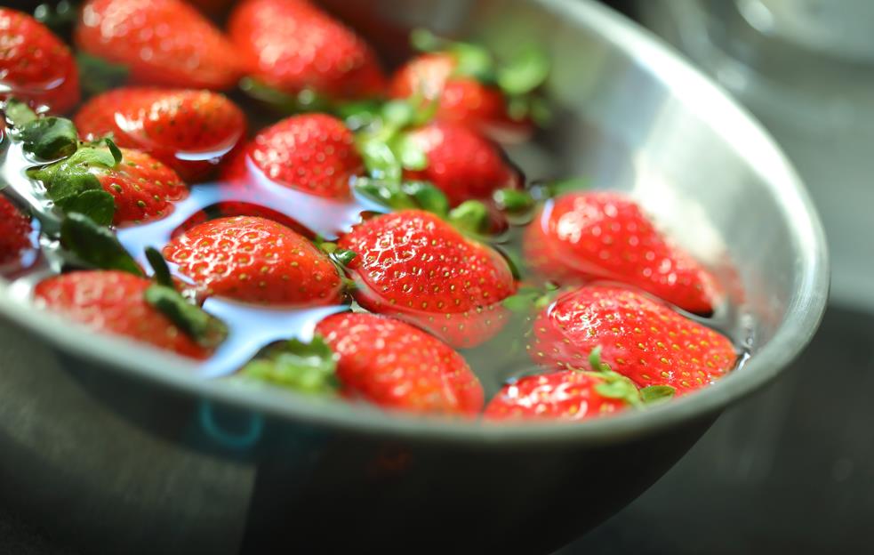 Cleaning strawberries