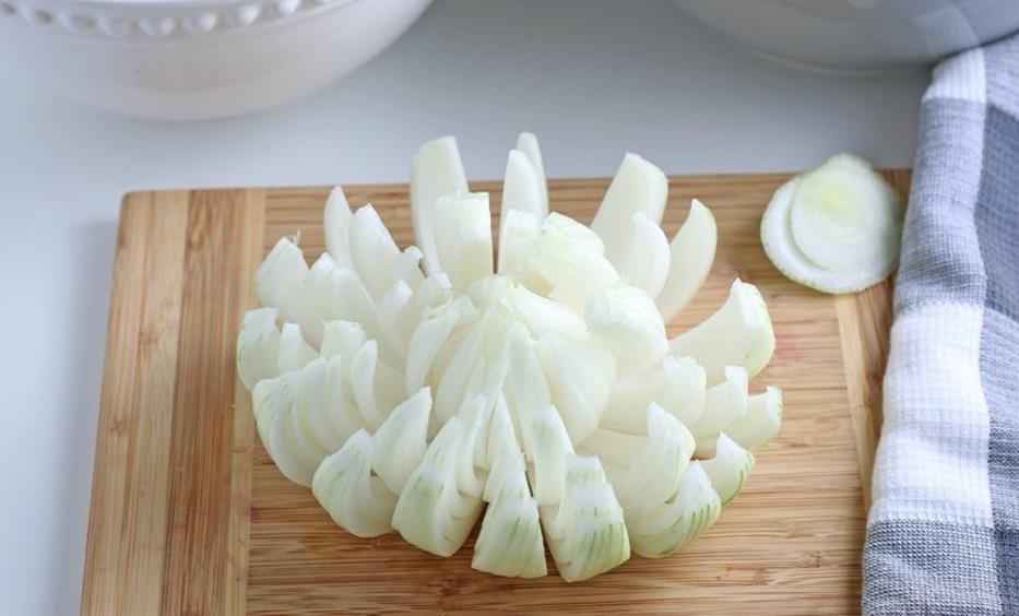 Cut blooming onion