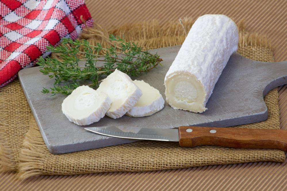 Cutting a log cheese