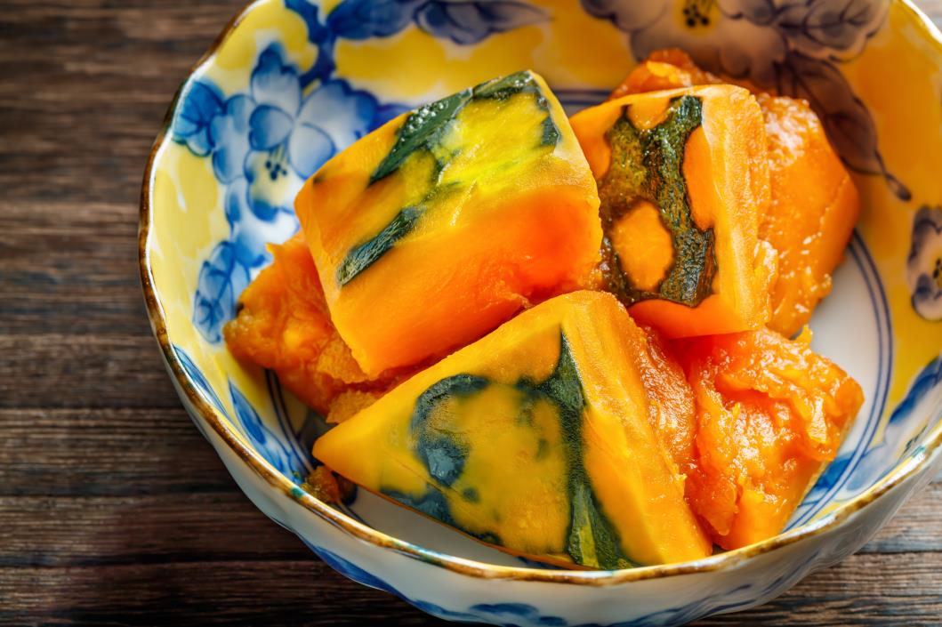 Cutting kabocha squash like a samurai 