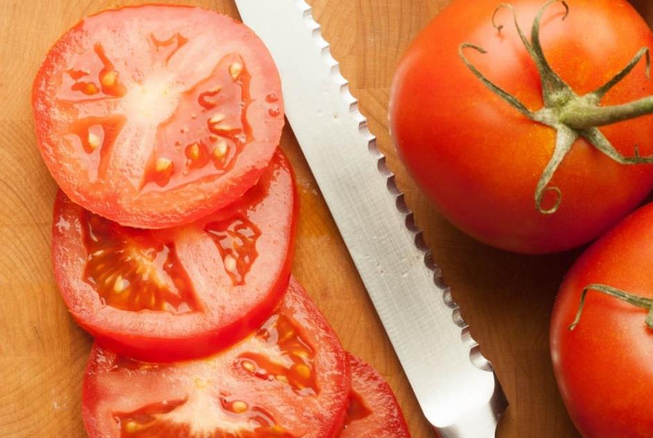 Cutting tomato with a serrated bread knife 