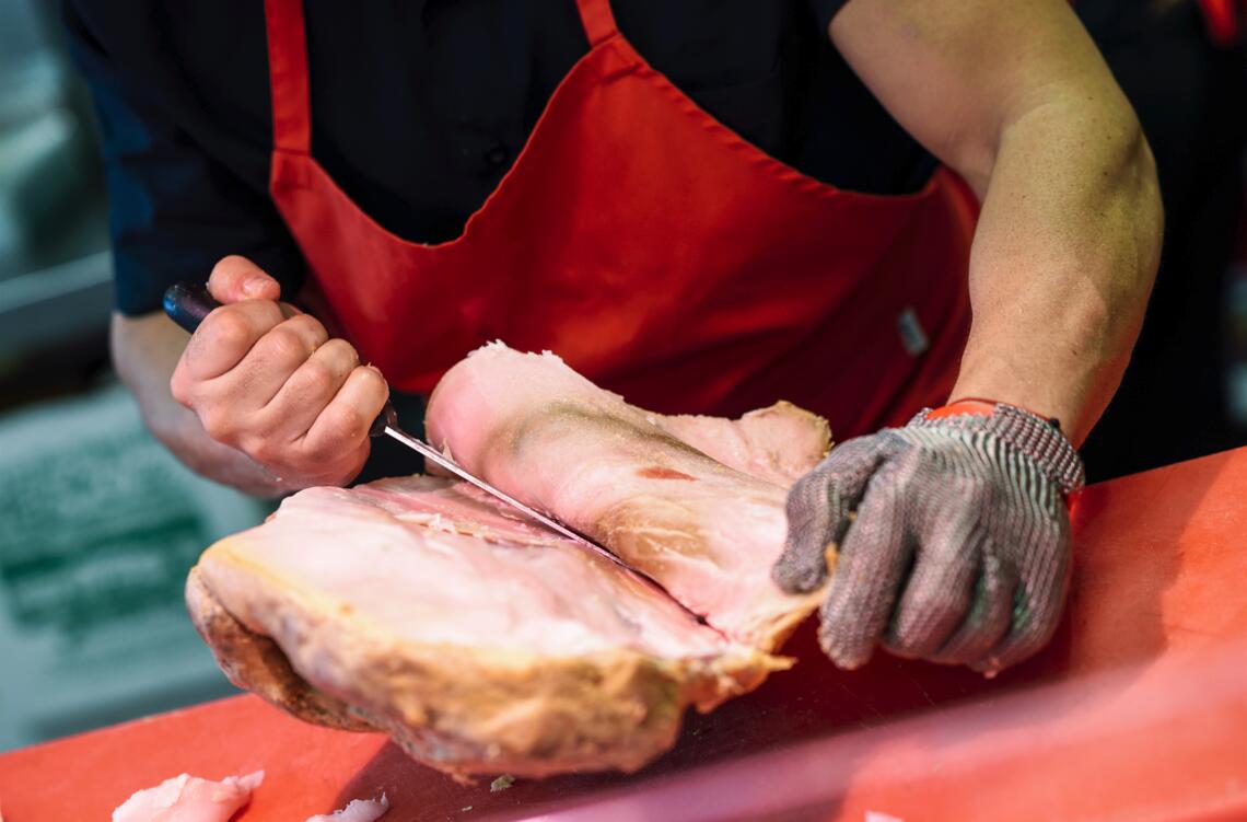 Honesuki cutting chicken 