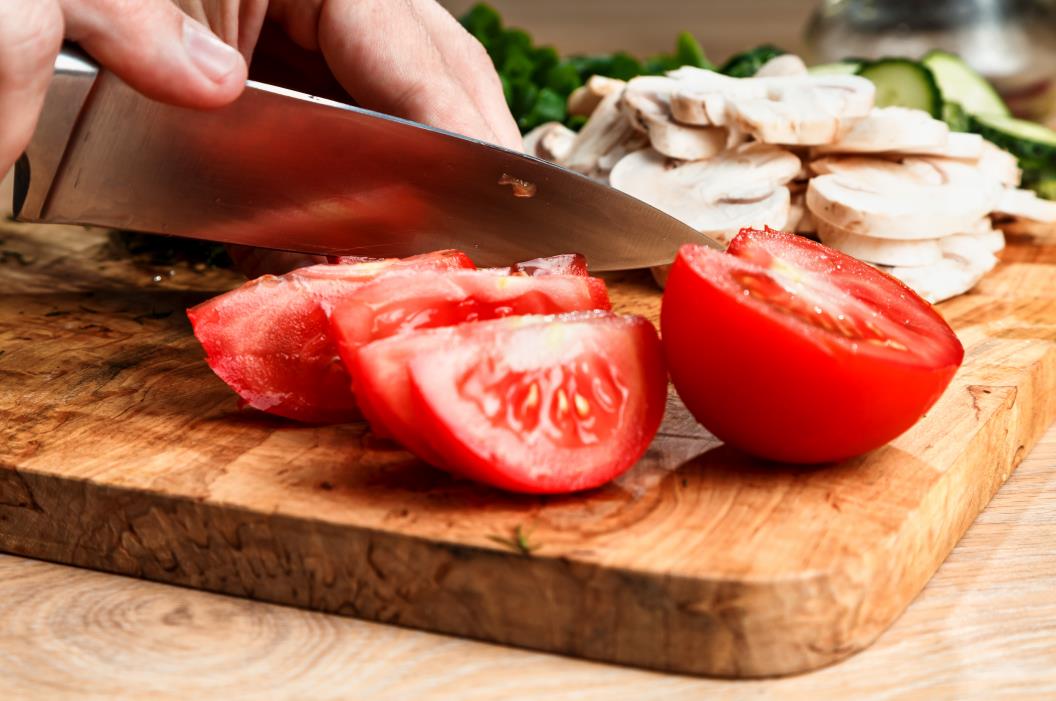 How to cut tomatoes 