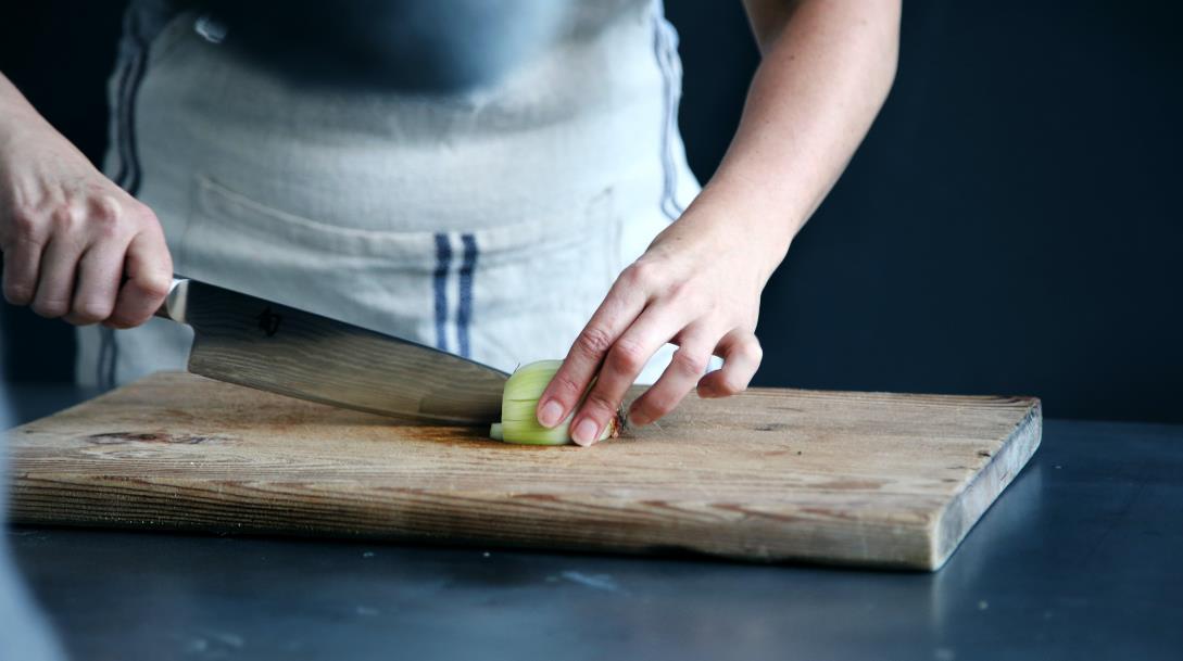 How to hold a knife 