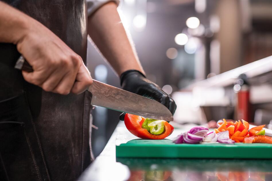Knife cutting ingredients 