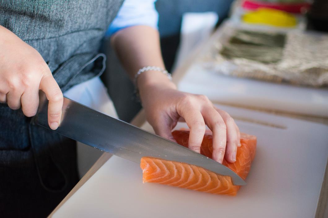 Shirogami knife cutting fish
