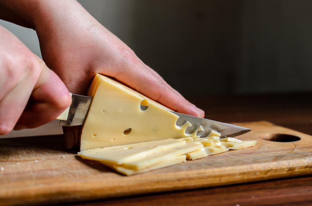 Slicing cheese 