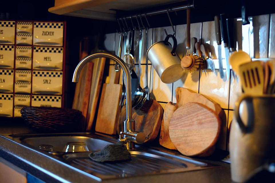 Planches en bois sur l'image de l'évier de la cuisine