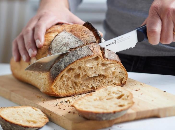 serrated knife cutting bread