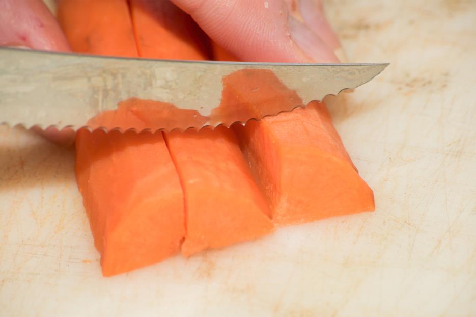 serrated knife cutting carrots 