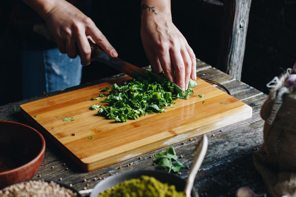 How to cut cilantro