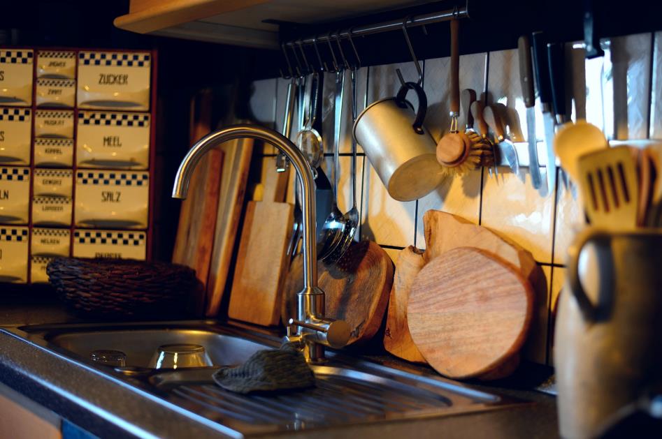 Step-by-Step Instruction of oiling cutting board