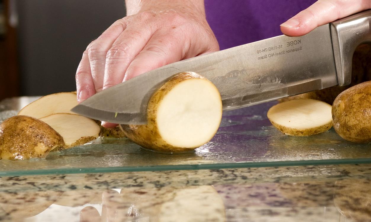 Glass cutting board may dull your knives