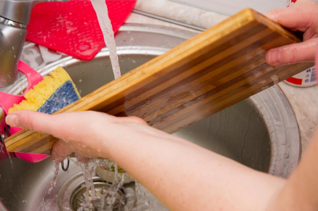 Washing the ash cutting board