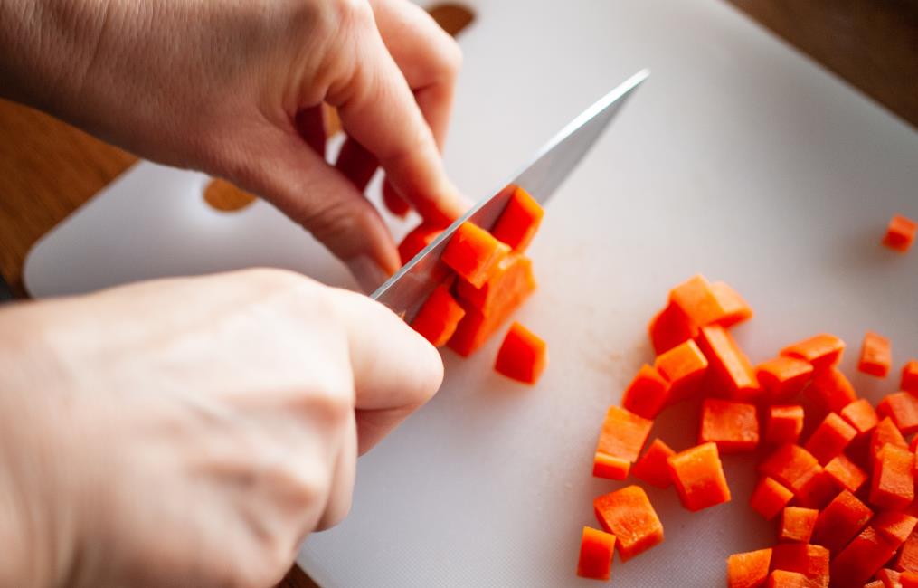 why shouldn't you use a plastic cutting board