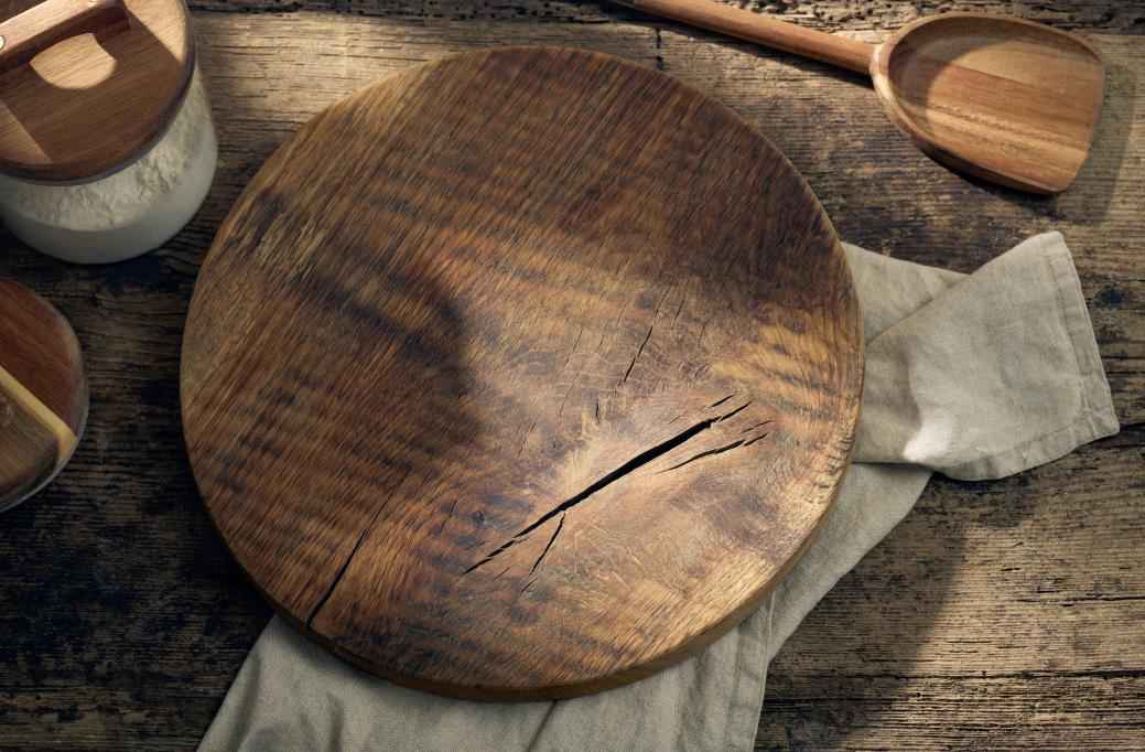 Round wooden cutting board show cracks