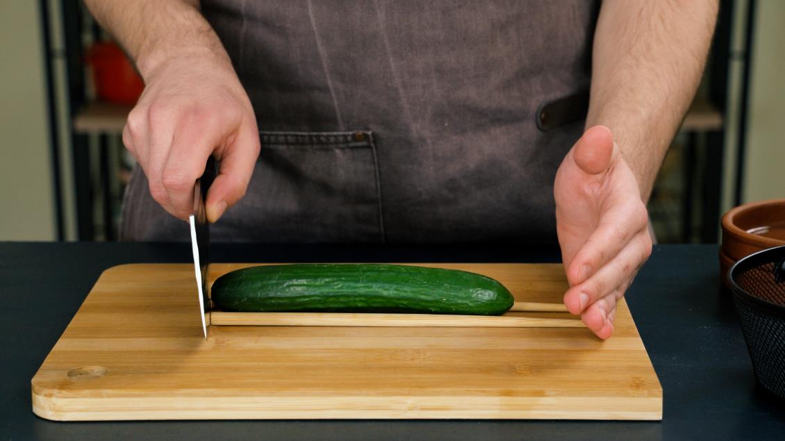 how to cut cucmber for slinky step 1